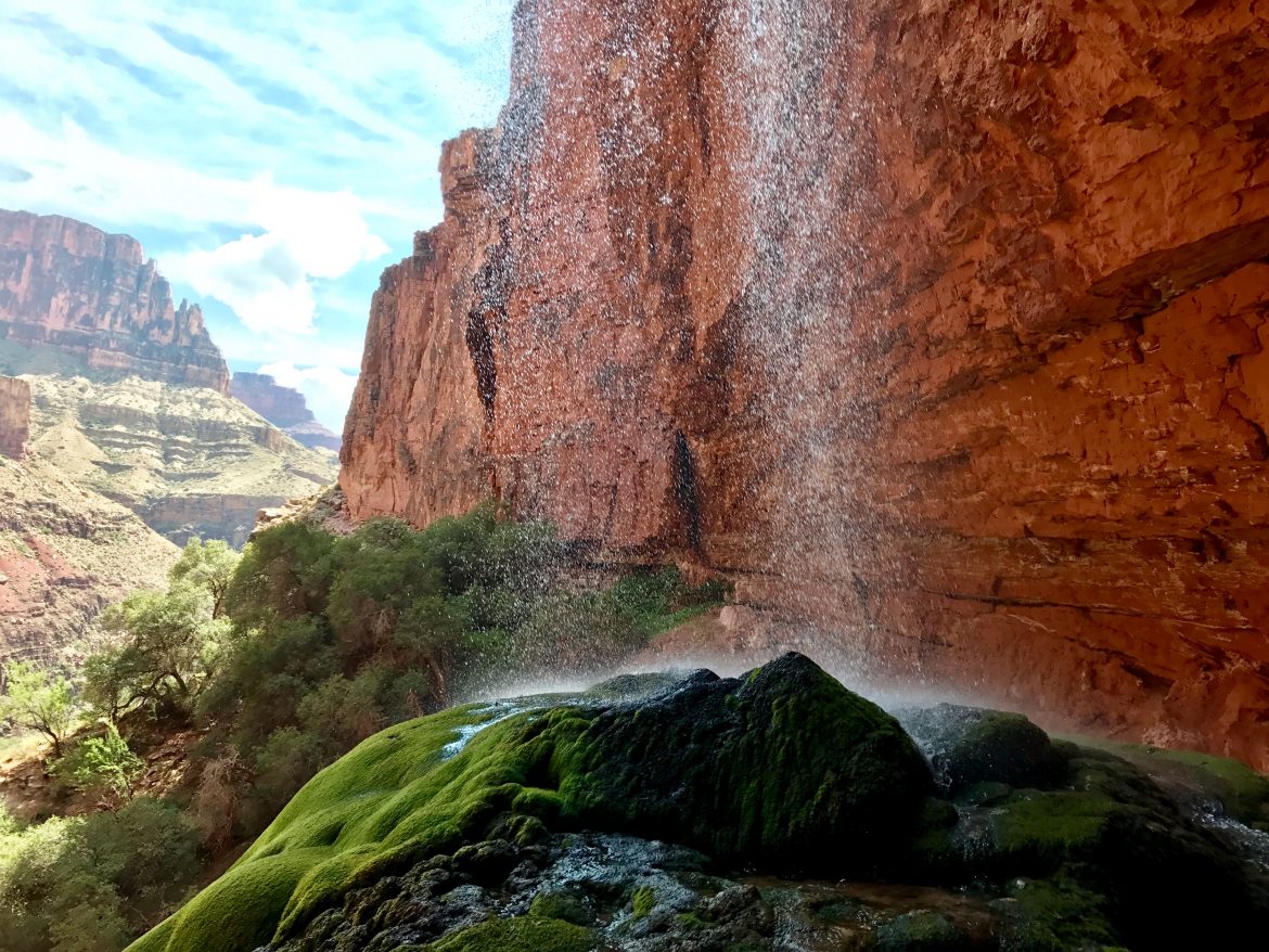 Diep in de Grand Canyon Chimik'yana'kya Deya' (Ribbon Falls) Grand